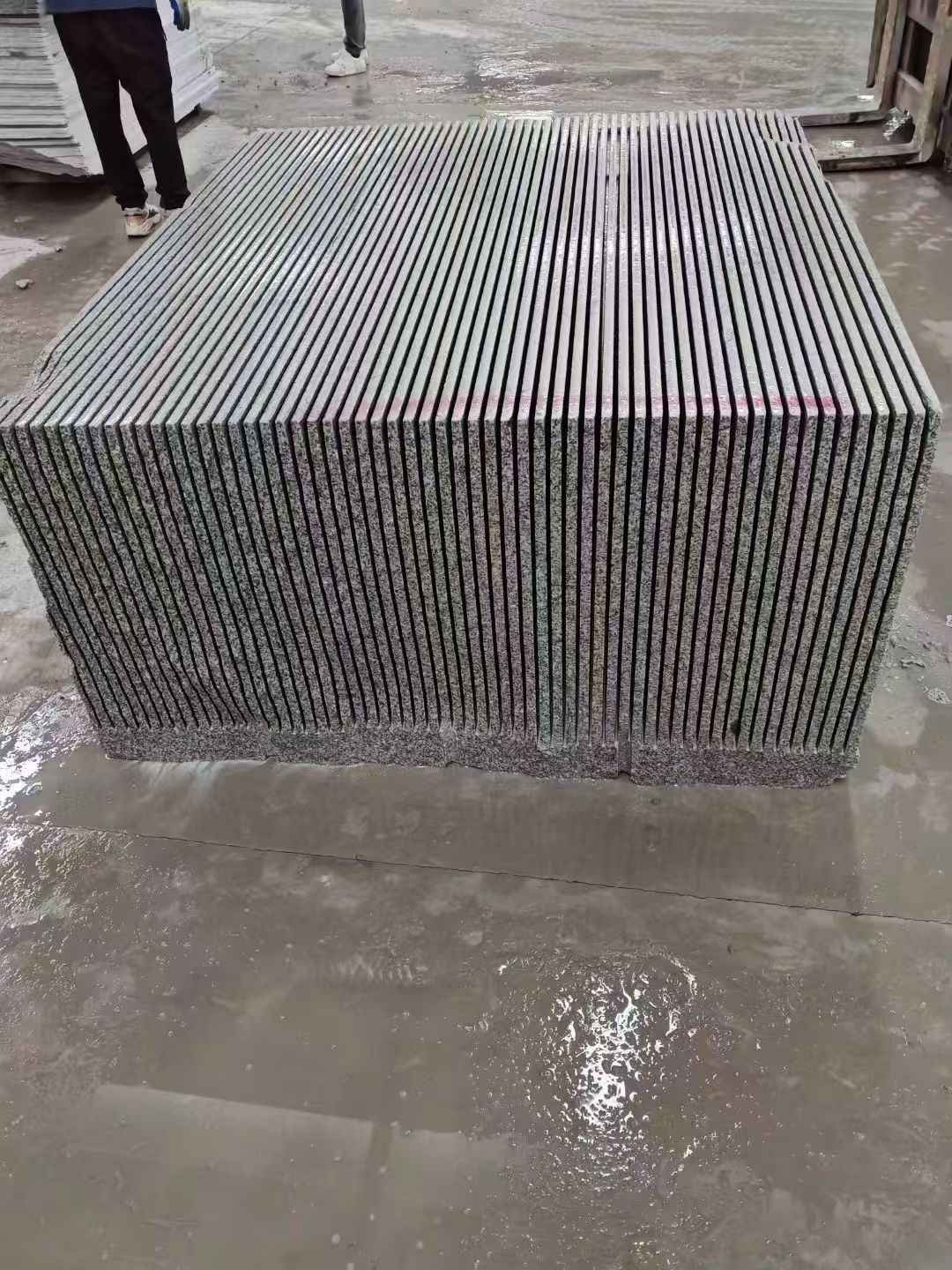 株洲芝麻白毛板荒料切割